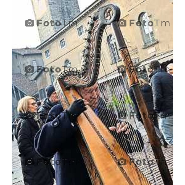 Foto Manzoni Tiziano/LaPresse 31-12-2023 Bergamo Italia- Cronaca Bergamo Alta turisti artista di strada musicista