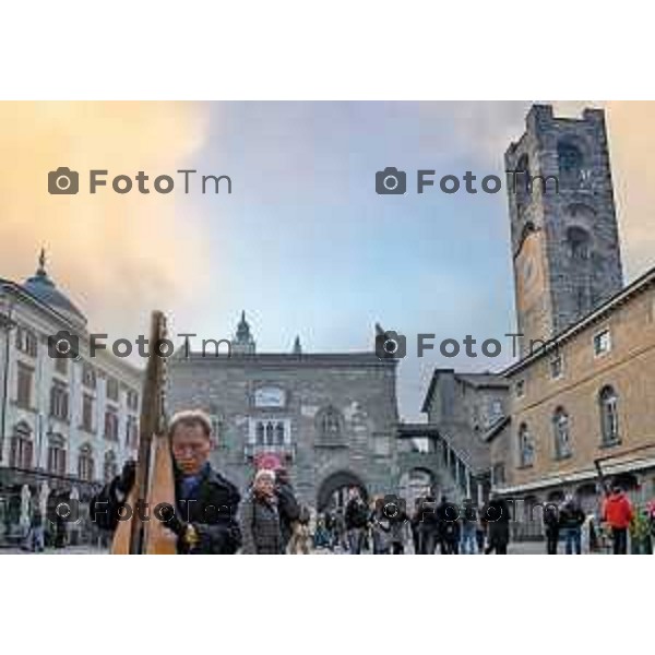 Foto Manzoni Tiziano/LaPresse 31-12-2023 Bergamo Italia- Cronaca Bergamo Alta turisti artista di strada musicista