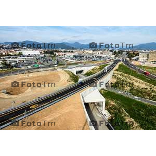 17 Gennaio 2024 Tiziano Manzoni Archivio Fotografico Digitale Bergamasco rondo Autostrada e traffico asse interurbano sera