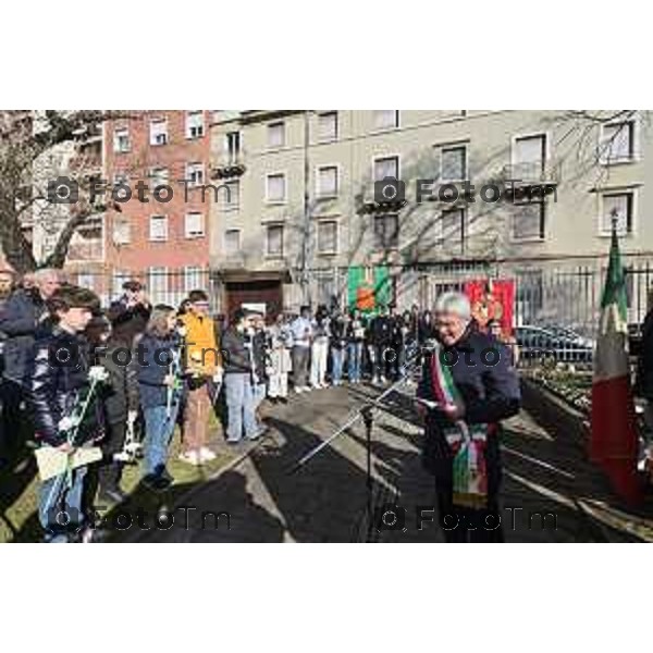 Foto Manzoni Tiziano/LaPresse 27-1-2024 Bergamo Italia- Cronaca Giorno della memoria Giardino di Palazzo Frizzoni raccoglimento in memoria dei 20 bambini ebrei uccisi nel campo di Neuengamme