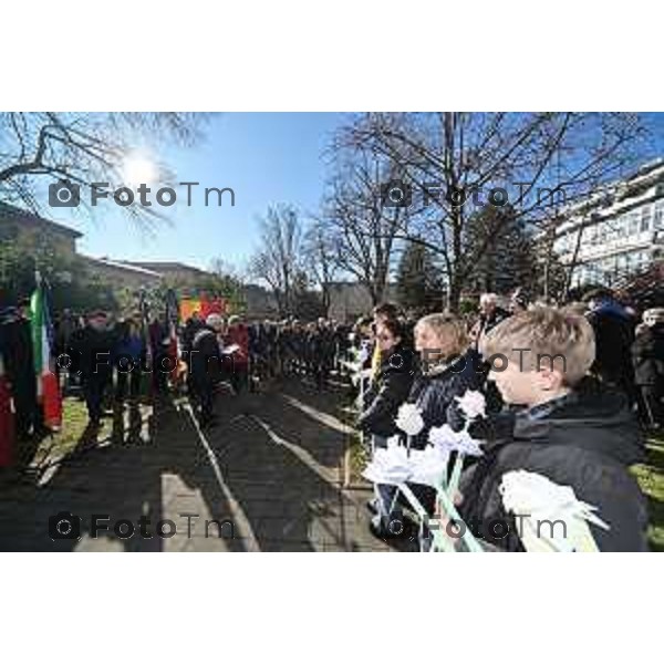 Foto Manzoni Tiziano/LaPresse 27-1-2024 Bergamo Italia- Cronaca Giorno della memoria Giardino di Palazzo Frizzoni raccoglimento in memoria dei 20 bambini ebrei uccisi nel campo di Neuengamme