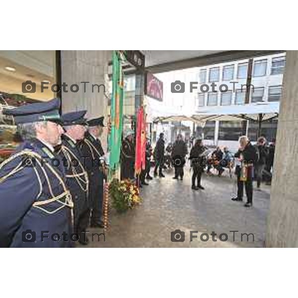 Foto Manzoni Tiziano/LaPresse 27-1-2024 Bergamo Italia- Cronaca Giorno della memoria Giardino di Palazzo Frizzoni raccoglimento in memoria dei 20 bambini ebrei uccisi nel campo di Neuengamme