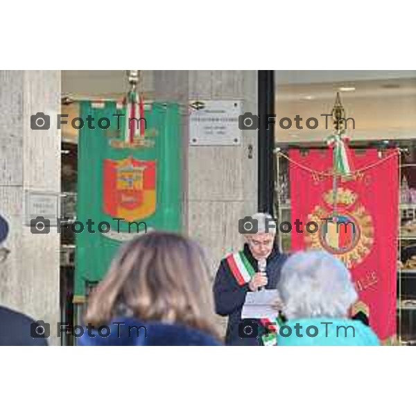 Foto Manzoni Tiziano/LaPresse 27-1-2024 Bergamo Italia- Cronaca Giorno della memoria Giardino di Palazzo Frizzoni raccoglimento in memoria dei 20 bambini ebrei uccisi nel campo di Neuengamme