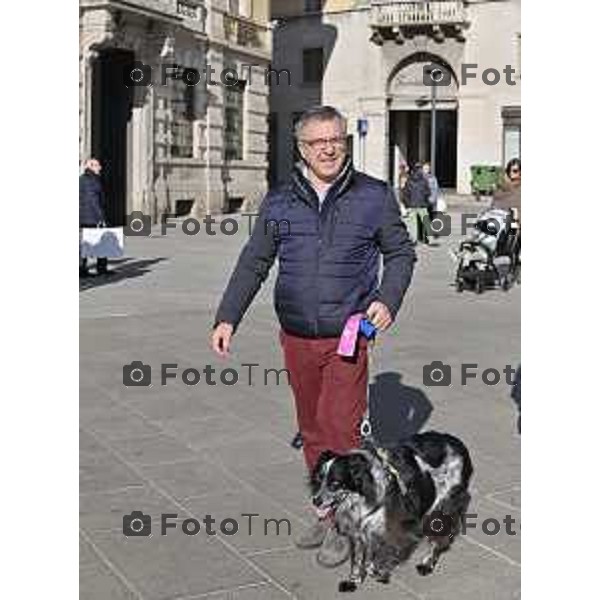 Foto Manzoni Tiziano/LaPresse 27-1-2024 Bergamo Italia- Cronaca Gianfranco Ceci Forza Italia Bergamo passeggio con cane