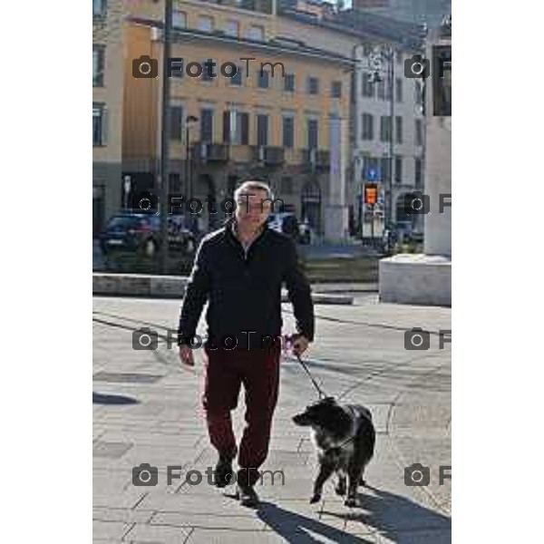 Foto Manzoni Tiziano/LaPresse 27-1-2024 Bergamo Italia- Cronaca Gianfranco Ceci Forza Italia Bergamo passeggio con cane