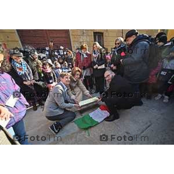 Foto Manzoni Tiziano/LaPresse 29-1-2024 Bergamo Italia- Cronaca Ex Caserma Montelungo Posa della Stolperschwelle - Soglia d’inciampo