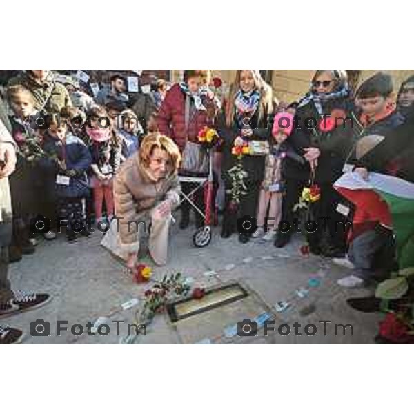 Foto Manzoni Tiziano/LaPresse 29-1-2024 Bergamo Italia- Cronaca Ex Caserma Montelungo Posa della Stolperschwelle - Soglia d’inciampo