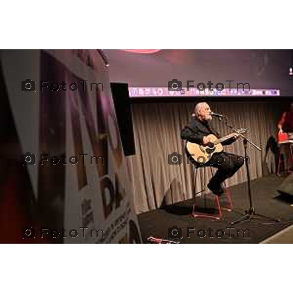 Tiziano Manzoni/LaPresse 02-2- 2024 Bergamo, Italia Cronaca BergamoLa storia e gli aneddoti di 120 concerti nel nuovo libro di Carlo Massarini ospite speciale Eugenio Finardi, Vivo dal vivo 2010-2023