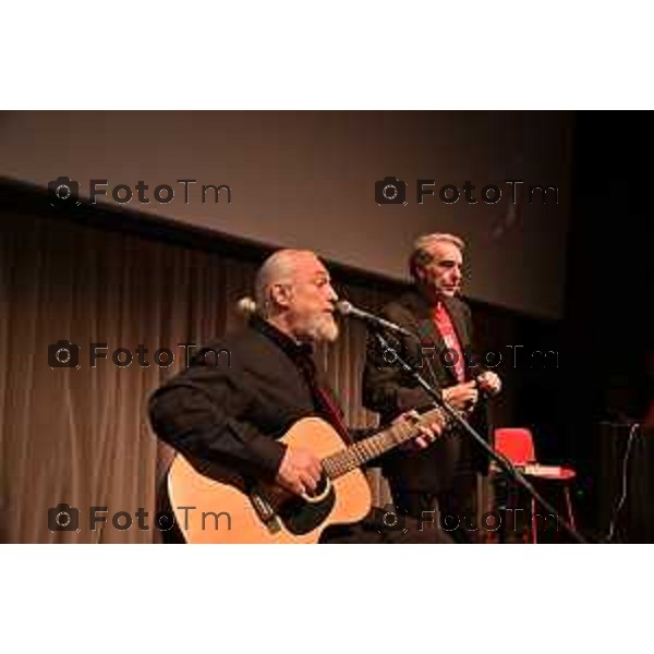 Tiziano Manzoni/LaPresse 02-2- 2024 Bergamo, Italia Cronaca BergamoLa storia e gli aneddoti di 120 concerti nel nuovo libro di Carlo Massarini ospite speciale Eugenio Finardi, Vivo dal vivo 2010-2023