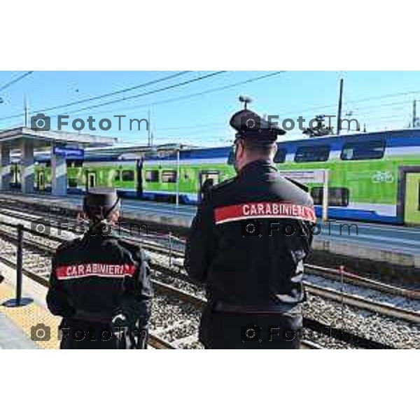 Foto Manzoni Tiziano/LaPresse 4-2-2024 Bergamo Italia- Cronaca Avvio Bergamo Stazione ferroviaria Rfi treni controlli carabinieri polizia