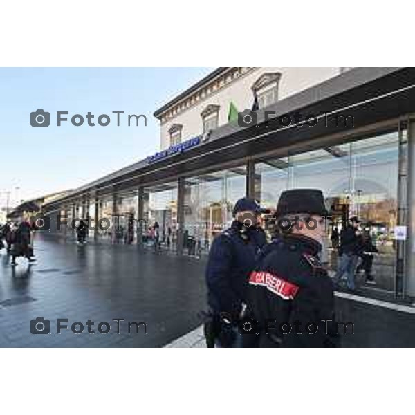 Foto Manzoni Tiziano/LaPresse 4-2-2024 Bergamo Italia- Cronaca Avvio Bergamo Stazione ferroviaria Rfi treni controlli carabinieri polizia