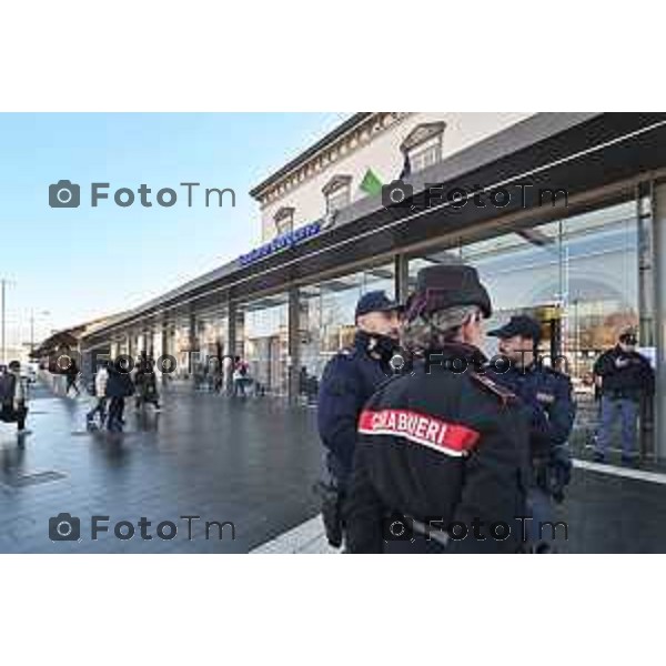 Foto Manzoni Tiziano/LaPresse 4-2-2024 Bergamo Italia- Cronaca Avvio Bergamo Stazione ferroviaria Rfi treni controlli carabinieri polizia