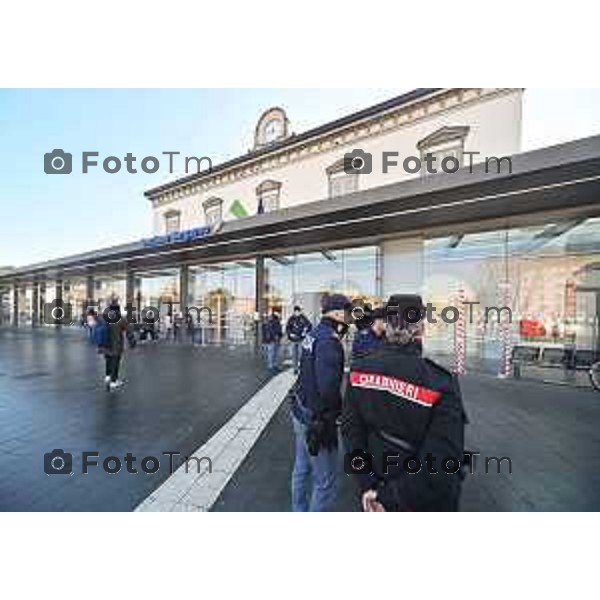 Foto Manzoni Tiziano/LaPresse 4-2-2024 Bergamo Italia- Cronaca Avvio Bergamo Stazione ferroviaria Rfi treni controlli carabinieri polizia