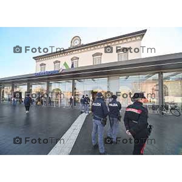 Foto Manzoni Tiziano/LaPresse 4-2-2024 Bergamo Italia- Cronaca Avvio Bergamo Stazione ferroviaria Rfi treni controlli carabinieri polizia