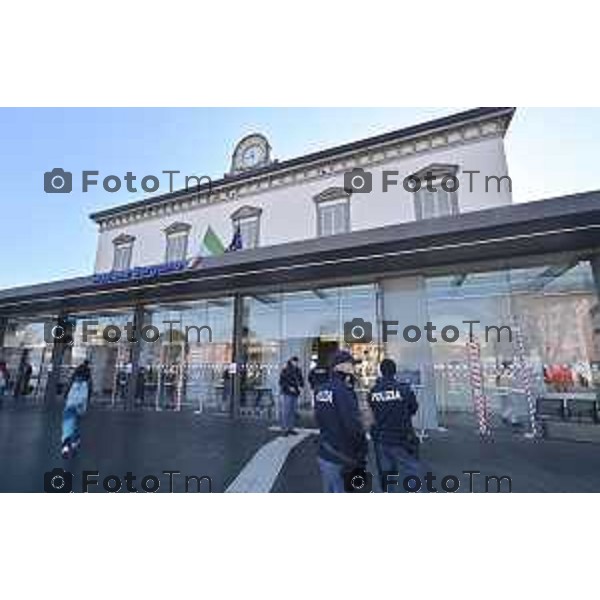 Foto Manzoni Tiziano/LaPresse 4-2-2024 Bergamo Italia- Cronaca Avvio Bergamo Stazione ferroviaria Rfi treni controlli carabinieri polizia