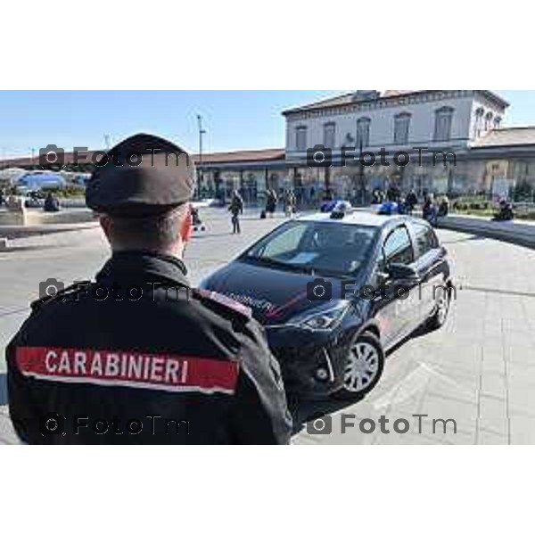 Foto Manzoni Tiziano/LaPresse 4-2-2024 Bergamo Italia- Cronaca Avvio Bergamo Stazione ferroviaria Rfi treni controlli carabinieri polizia