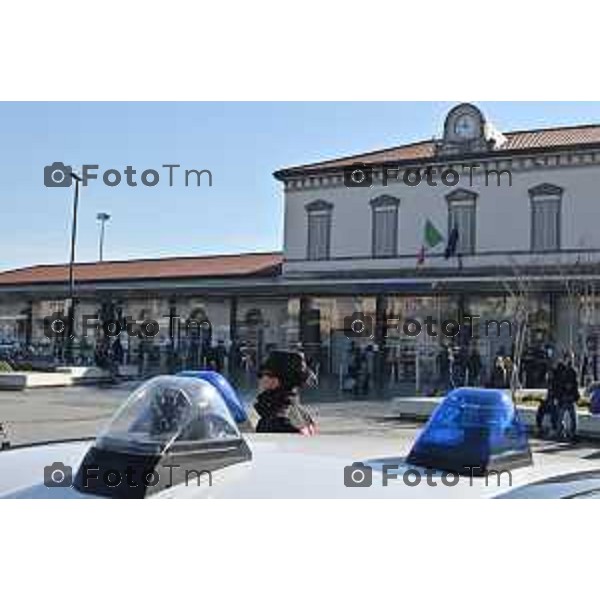 Foto Manzoni Tiziano/LaPresse 4-2-2024 Bergamo Italia- Cronaca Avvio Bergamo Stazione ferroviaria Rfi treni controlli carabinieri polizia