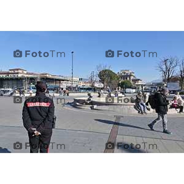 Foto Manzoni Tiziano/LaPresse 4-2-2024 Bergamo Italia- Cronaca Avvio Bergamo Stazione ferroviaria Rfi treni controlli carabinieri polizia