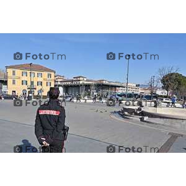 Foto Manzoni Tiziano/LaPresse 4-2-2024 Bergamo Italia- Cronaca Avvio Bergamo Stazione ferroviaria Rfi treni controlli carabinieri polizia