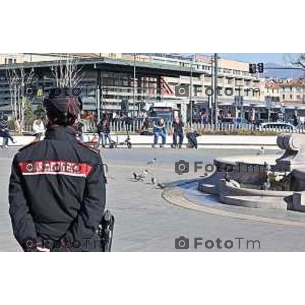 Foto Manzoni Tiziano/LaPresse 4-2-2024 Bergamo Italia- Cronaca Avvio Bergamo Stazione ferroviaria Rfi treni controlli carabinieri polizia