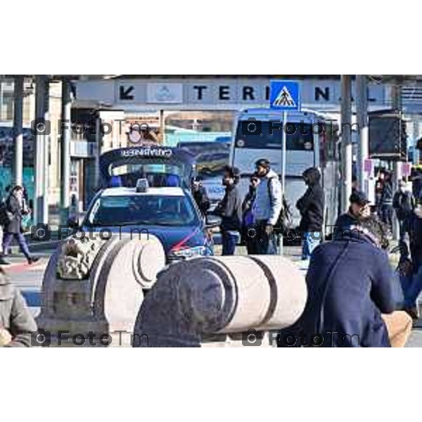 Foto Manzoni Tiziano/LaPresse 4-2-2024 Bergamo Italia- Cronaca Avvio Bergamo Stazione ferroviaria Rfi treni controlli carabinieri polizia