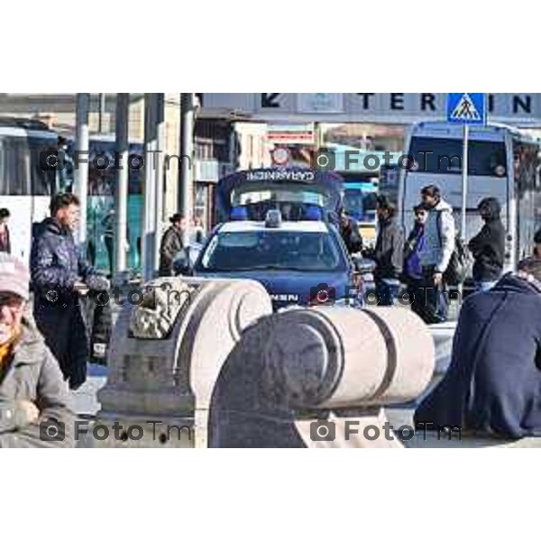 Foto Manzoni Tiziano/LaPresse 4-2-2024 Bergamo Italia- Cronaca Avvio Bergamo Stazione ferroviaria Rfi treni controlli carabinieri polizia