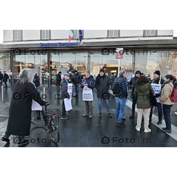 Foto Manzoni Tiziano/LaPresse 4-2-2024 Bergamo Italia- Cronaca Avvio Bergamo Stazione ferroviaria Rfi treni controlli carabinieri polizia