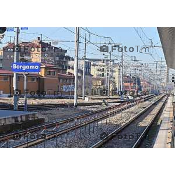 Foto Manzoni Tiziano/LaPresse 4-2-2024 Bergamo Italia- Cronaca Avvio Bergamo Stazione ferroviaria Rfi treni controlli carabinieri polizia