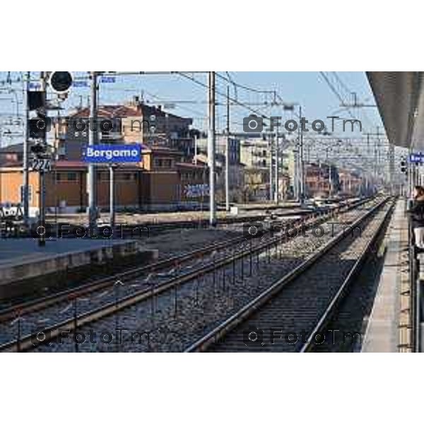 Foto Manzoni Tiziano/LaPresse 4-2-2024 Bergamo Italia- Cronaca Avvio Bergamo Stazione ferroviaria Rfi treni controlli carabinieri polizia