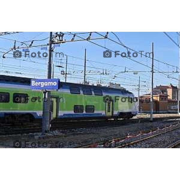 Foto Manzoni Tiziano/LaPresse 4-2-2024 Bergamo Italia- Cronaca Avvio Bergamo Stazione ferroviaria Rfi treni controlli carabinieri polizia