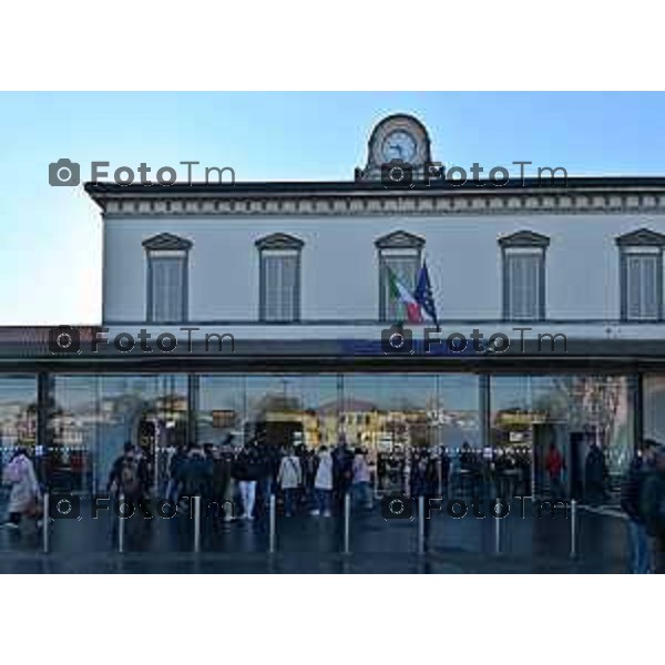 Foto Manzoni Tiziano/LaPresse 4-2-2024 Bergamo Italia- Cronaca Avvio Bergamo Stazione ferroviaria Rfi treni controlli carabinieri polizia