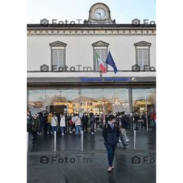 Foto Manzoni Tiziano/LaPresse 4-2-2024 Bergamo Italia- Cronaca Avvio Bergamo Stazione ferroviaria Rfi treni controlli carabinieri polizia