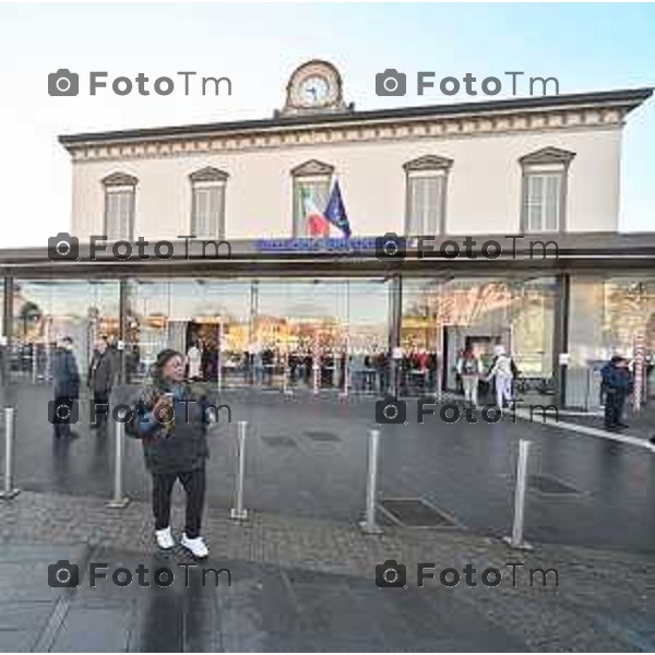 Foto Manzoni Tiziano/LaPresse 4-2-2024 Bergamo Italia- Cronaca Avvio Bergamo Stazione ferroviaria Rfi treni controlli carabinieri polizia