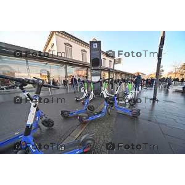 Foto Manzoni Tiziano/LaPresse 4-2-2024 Bergamo Italia- Cronaca Avvio Bergamo Stazione ferroviaria Rfi treni controlli carabinieri polizia