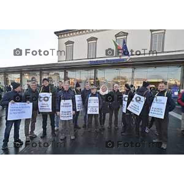 Foto Manzoni Tiziano/LaPresse 4-2-2024 Bergamo Italia- Cronaca Avvio Bergamo Stazione ferroviaria Rfi treni controlli carabinieri polizia