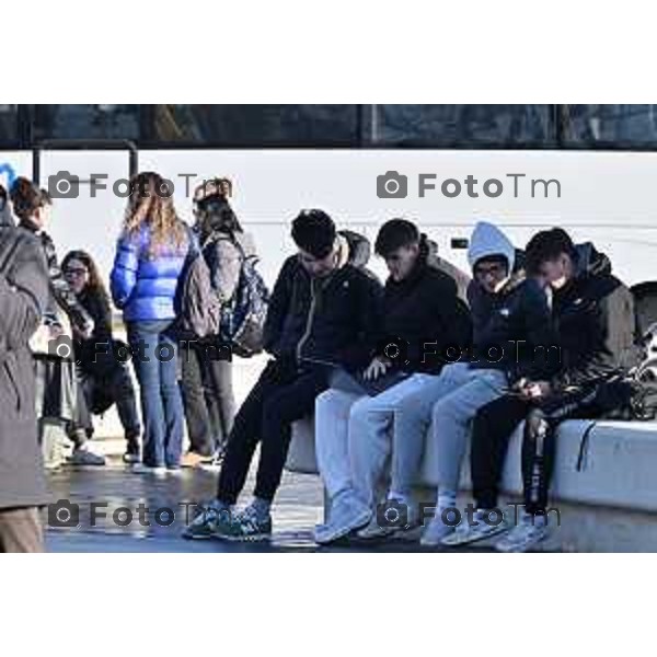 Foto Manzoni Tiziano/LaPresse 4-2-2024 Bergamo Italia- Cronaca Avvio Bergamo Stazione ferroviaria Rfi treni controlli carabinieri polizia