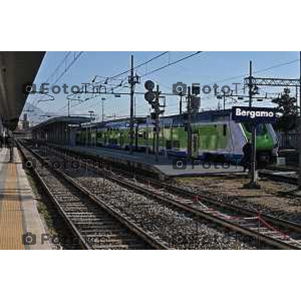 Foto Manzoni Tiziano/LaPresse 4-2-2024 Bergamo Italia- Cronaca Avvio Bergamo Stazione ferroviaria Rfi treni controlli carabinieri polizia