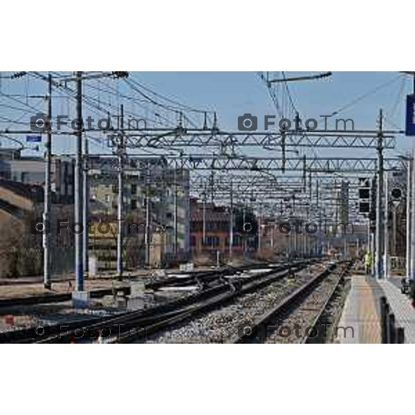 Foto Manzoni Tiziano/LaPresse 4-2-2024 Bergamo Italia- Cronaca Avvio Bergamo Stazione ferroviaria Rfi treni controlli carabinieri polizia