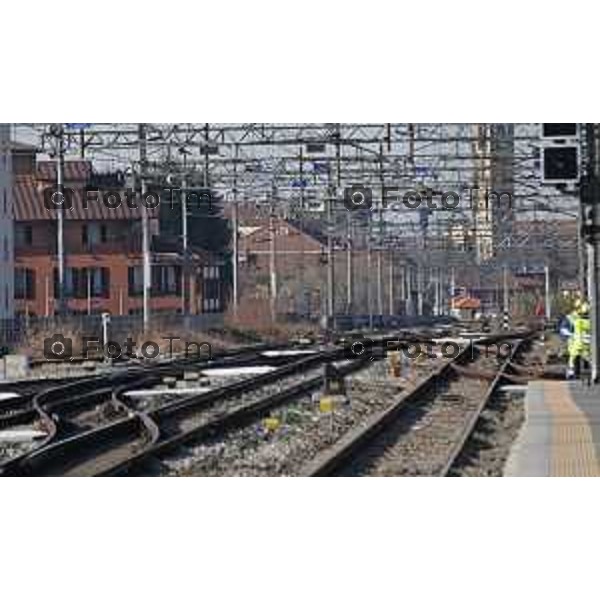 Foto Manzoni Tiziano/LaPresse 4-2-2024 Bergamo Italia- Cronaca Avvio Bergamo Stazione ferroviaria Rfi treni controlli carabinieri polizia