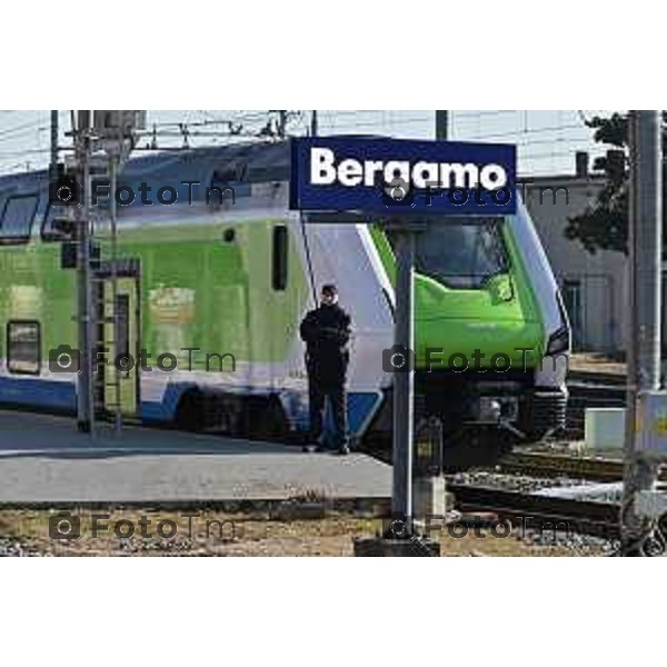 Foto Manzoni Tiziano/LaPresse 4-2-2024 Bergamo Italia- Cronaca Avvio Bergamo Stazione ferroviaria Rfi treni controlli carabinieri polizia