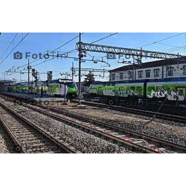 Foto Manzoni Tiziano/LaPresse 4-2-2024 Bergamo Italia- Cronaca Avvio Bergamo Stazione ferroviaria Rfi treni controlli carabinieri polizia