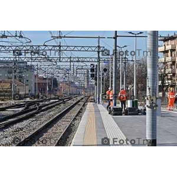 Foto Manzoni Tiziano/LaPresse 4-2-2024 Bergamo Italia- Cronaca Avvio Bergamo Stazione ferroviaria Rfi treni controlli carabinieri polizia