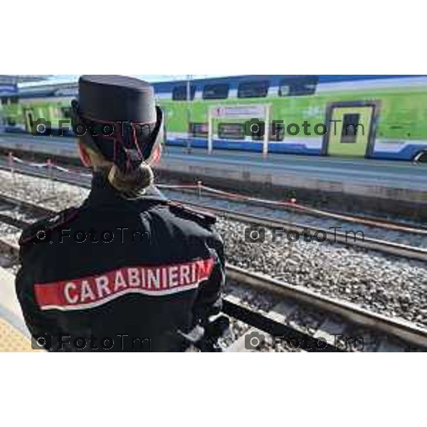 Foto Manzoni Tiziano/LaPresse 4-2-2024 Bergamo Italia- Cronaca Avvio Bergamo Stazione ferroviaria Rfi treni controlli carabinieri polizia