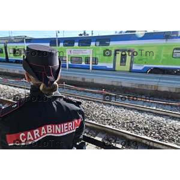 Foto Manzoni Tiziano/LaPresse 4-2-2024 Bergamo Italia- Cronaca Avvio Bergamo Stazione ferroviaria Rfi treni controlli carabinieri polizia