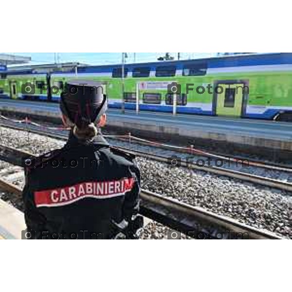 Foto Manzoni Tiziano/LaPresse 4-2-2024 Bergamo Italia- Cronaca Avvio Bergamo Stazione ferroviaria Rfi treni controlli carabinieri polizia