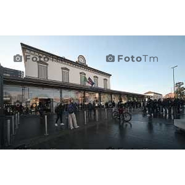 Foto Manzoni Tiziano/LaPresse 4-2-2024 Bergamo Italia- Cronaca Avvio Bergamo Stazione ferroviaria Rfi treni controlli carabinieri polizia