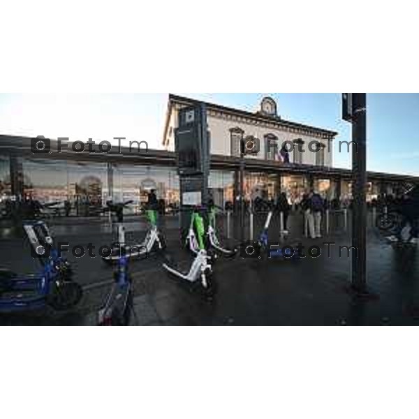 Foto Manzoni Tiziano/LaPresse 4-2-2024 Bergamo Italia- Cronaca Avvio Bergamo Stazione ferroviaria Rfi treni controlli carabinieri polizia