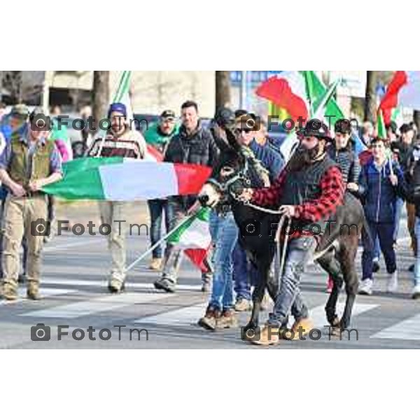 Tiziano Manzoni/LaPresse 8-02- 2024 Bergamo, Italia Cronaca Bergamo Manifestazione agricoltori contro leggi EU