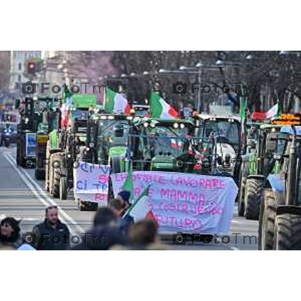 Tiziano Manzoni/LaPresse 8-02- 2024 Bergamo, Italia Cronaca Bergamo Manifestazione agricoltori contro leggi EU