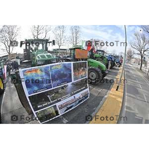 Tiziano Manzoni/LaPresse 8-02- 2024 Bergamo, Italia Cronaca Bergamo Manifestazione agricoltori contro leggi EU